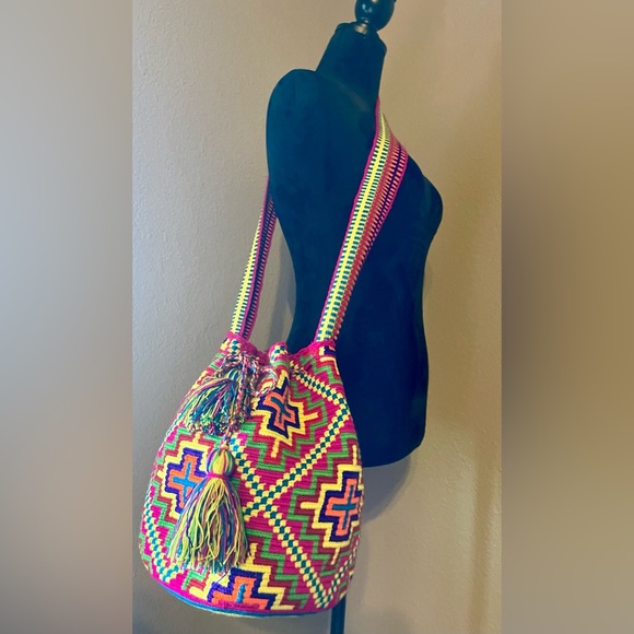Authentic handwoven Colombian Mochila made by the Wayuu tribe in La Guajira. - Picture 4 of 7
